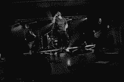 Image pixelisée : Concert de Nico avec son groupe