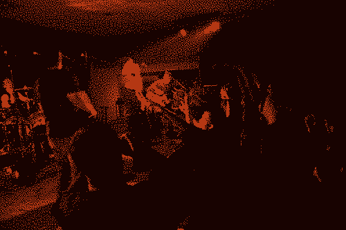 Image pixelisée : Concert de Nico avec son groupe avec le public