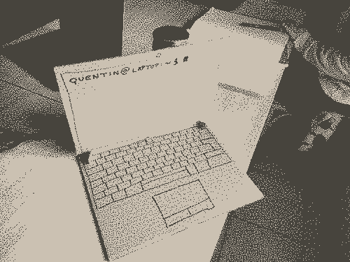 Image pixelisée : Un laptop en carton avec un prompt linux