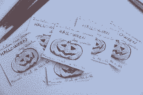Des cartons d’invitation avec des citrouilles dessinées à la main.