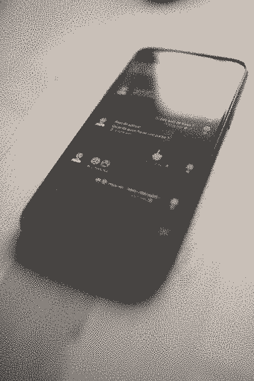 Image pixelisée : Un téléphone allumé sur l’application XMPP Conversations